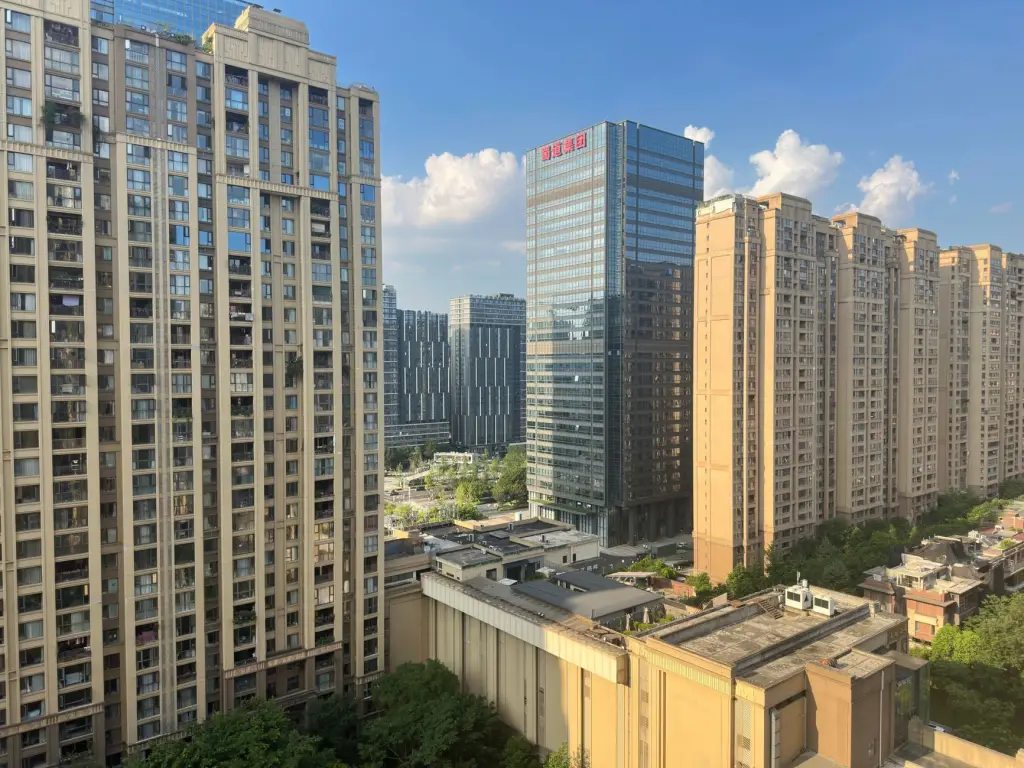 2025年户外广告投放策略优化：从电梯屏到信息流的协同布局